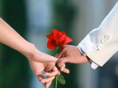 婆婆逼媳婦過戶陪嫁房給小姑,被拒婆婆動手,甩出張紙,全家懵