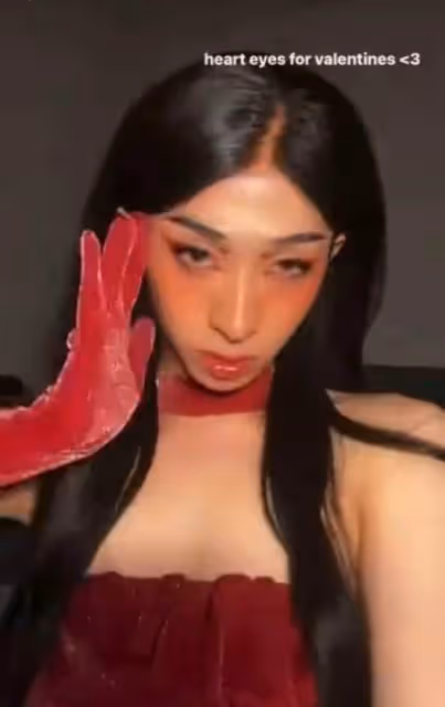 伊能靜兒子女裝過情人節,站姿比女友人還婀娜,穿抹胸裙皮膚雪白
