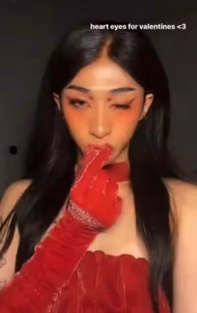 伊能靜兒子女裝過情人節,站姿比女友人還婀娜,穿抹胸裙皮膚雪白