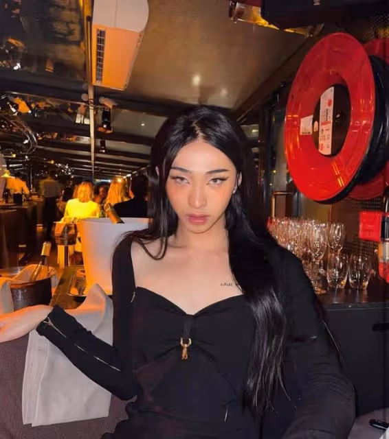 伊能靜兒子女裝過情人節,站姿比女友人還婀娜,穿抹胸裙皮膚雪白