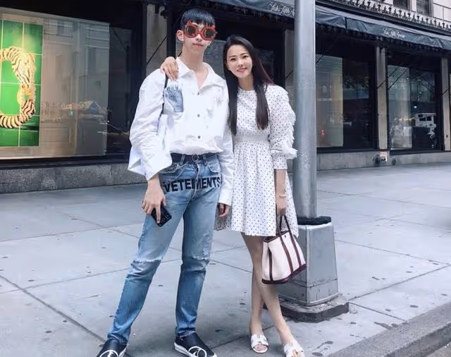 伊能靜兒子女裝過情人節,站姿比女友人還婀娜,穿抹胸裙皮膚雪白