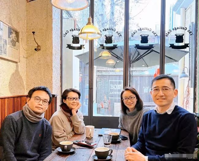 袁立攜三婚老公現身聚會!坐路邊小店無人識,夫妻素顏外貌差距大