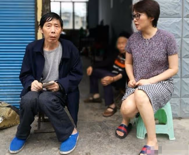 袁立攜三婚老公現身聚會!坐路邊小店無人識,夫妻素顏外貌差距大