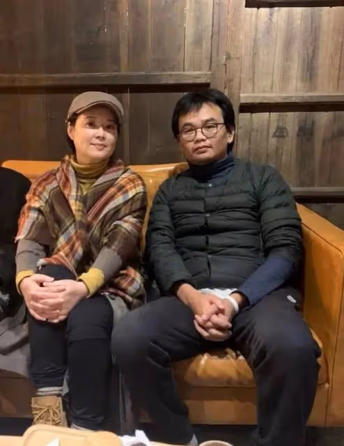 袁立攜三婚老公現身聚會!坐路邊小店無人識,夫妻素顏外貌差距大