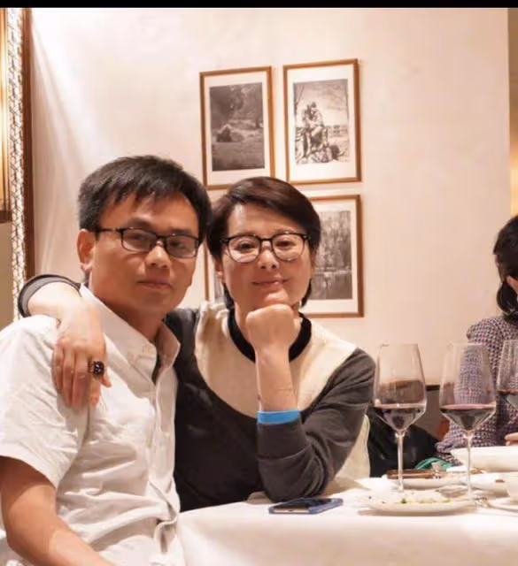 袁立攜三婚老公現身聚會!坐路邊小店無人識,夫妻素顏外貌差距大
