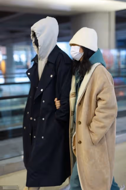張傑謝娜跳單風波後首露面!遮擋全臉難以辨認,全副武裝疑為避嫌