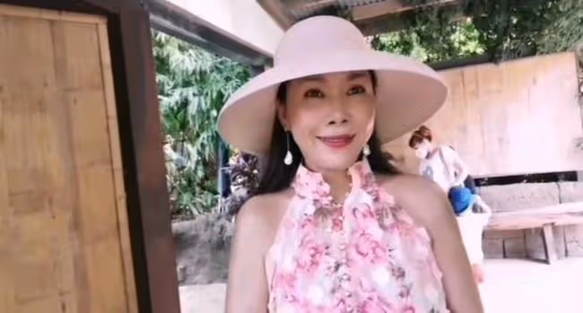 55歲田震定居海外近況曝光!露香肩鎖骨吸睛,學老虎叫俏皮似少女