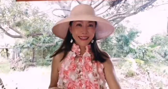 55歲田震定居海外近況曝光!露香肩鎖骨吸睛,學老虎叫俏皮似少女