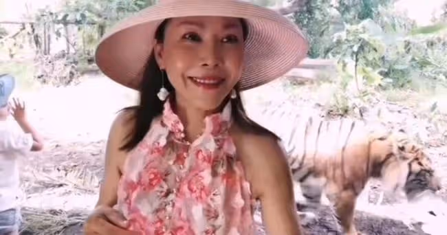 55歲田震定居海外近況曝光!露香肩鎖骨吸睛,學老虎叫俏皮似少女