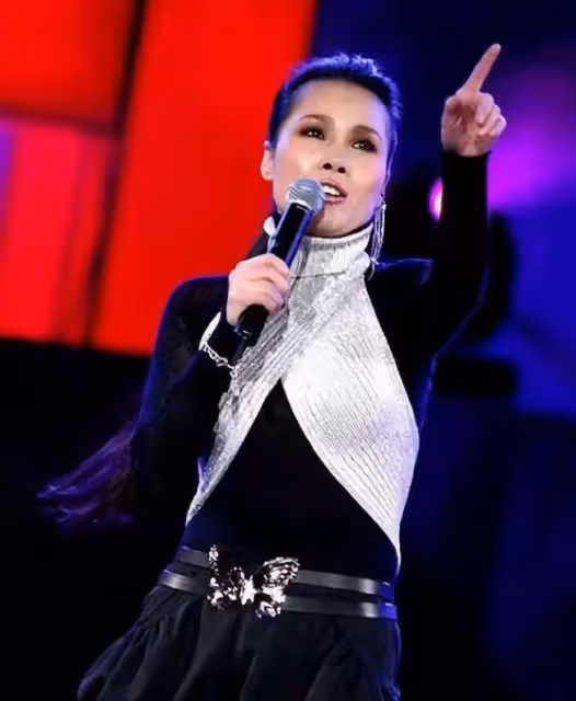 55歲田震定居海外近況曝光!露香肩鎖骨吸睛,學老虎叫俏皮似少女