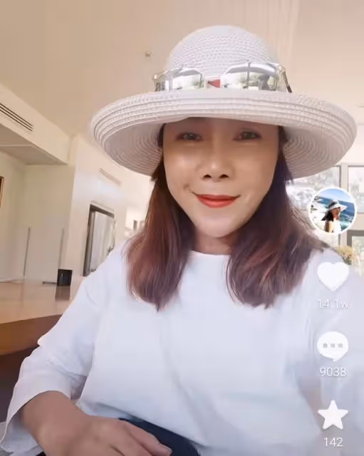 55歲田震定居海外近況曝光!露香肩鎖骨吸睛,學老虎叫俏皮似少女