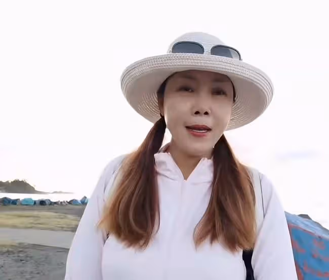 55歲田震定居海外近況曝光!露香肩鎖骨吸睛,學老虎叫俏皮似少女