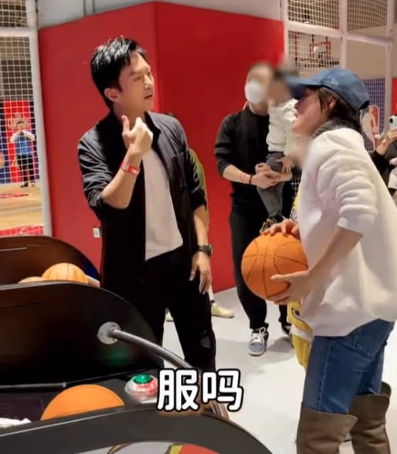 孫儷夫婦在電玩城打情罵俏，鄧超瘋狂挑釁振夫綱，遭老婆孫儷暴打