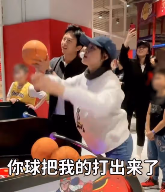 孫儷夫婦在電玩城打情罵俏，鄧超瘋狂挑釁振夫綱，遭老婆孫儷暴打
