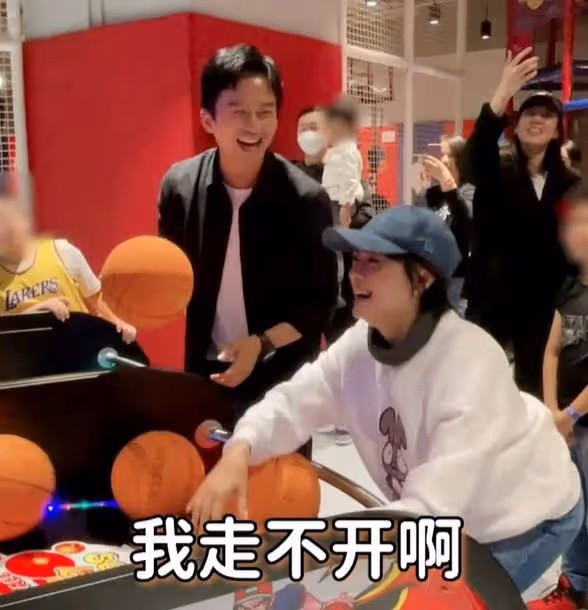 孫儷夫婦在電玩城打情罵俏，鄧超瘋狂挑釁振夫綱，遭老婆孫儷暴打