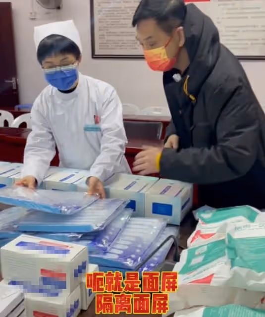 老戲骨李國麟在內地當志願者!給師生們做檢測,鞠躬感謝醫護人員