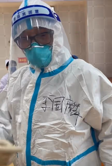 老戲骨李國麟在內地當志願者!給師生們做檢測,鞠躬感謝醫護人員