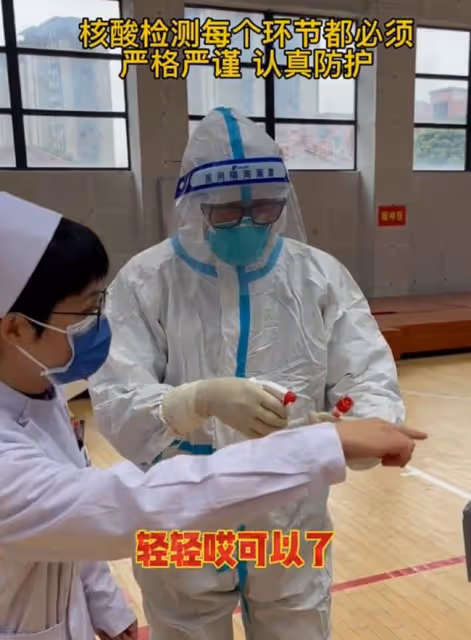 老戲骨李國麟在內地當志願者!給師生們做檢測,鞠躬感謝醫護人員