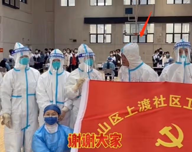 老戲骨李國麟在內地當志願者!給師生們做檢測,鞠躬感謝醫護人員
