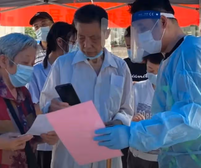 老戲骨李國麟在內地當志願者！給師生們做檢測，鞠躬感謝醫護人員
