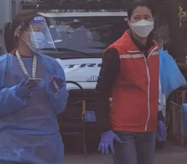 老戲骨李國麟在內地當志願者！給師生們做檢測，鞠躬感謝醫護人員