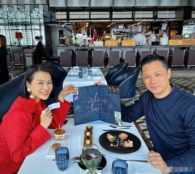 胡杏兒與老公高級餐廳約會!臉色蠟黃白髮搶眼,被指比老公還蒼老
