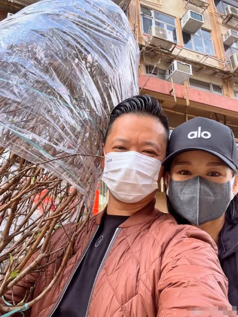 胡杏兒與老公高級餐廳約會!臉色蠟黃白髮搶眼,被指比老公還蒼老