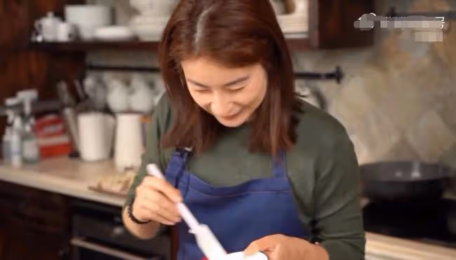 霍啟剛攜郭晶晶過情人節!兩人居家膩歪戴鑲鑽對戒,豪宅內景吸睛