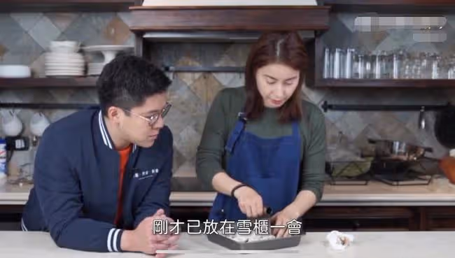 霍啟剛攜郭晶晶過情人節!兩人居家膩歪戴鑲鑽對戒,豪宅內景吸睛