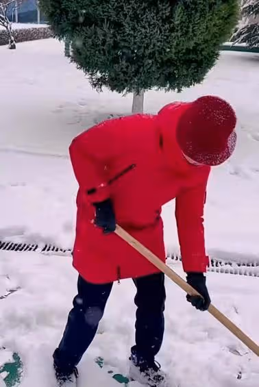 小品演員馮鞏上街鏟雪,被人誤認為大媽,臉色尷尬忙解釋