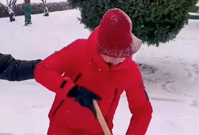 小品演員馮鞏上街鏟雪,被人誤認為大媽,臉色尷尬忙解釋