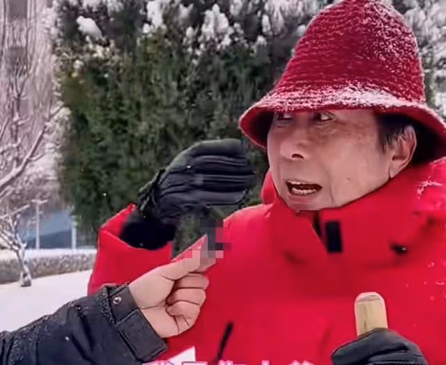 小品演員馮鞏上街鏟雪,被人誤認為大媽,臉色尷尬忙解釋