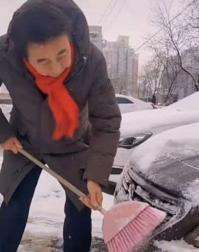 小品演員馮鞏上街鏟雪,被人誤認為大媽,臉色尷尬忙解釋