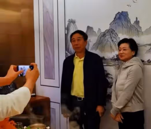 小品演員馮鞏上街鏟雪，被人誤認為大媽，臉色尷尬忙解釋