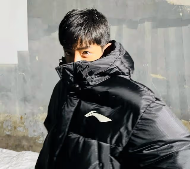 肖戰《夢中的那片海》拍戲遇到下雪,收工時玩雪,開心到模糊