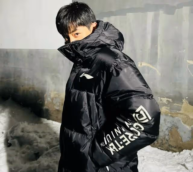 肖戰《夢中的那片海》拍戲遇到下雪,收工時玩雪,開心到模糊