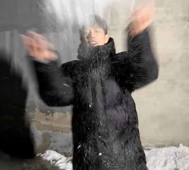 肖戰《夢中的那片海》拍戲遇到下雪,收工時玩雪,開心到模糊