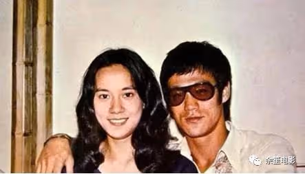 李小龍死在她家裡,向華強養她40年,丁佩真的不簡單