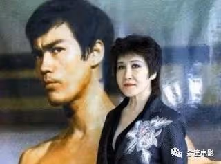 李小龍死在她家裡,向華強養她40年,丁佩真的不簡單