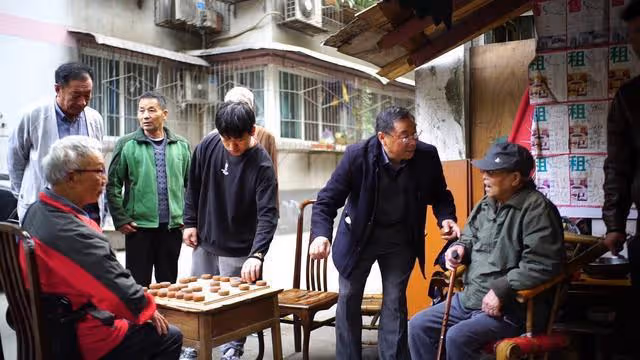 當陳婷曬幸福時、鞏俐挽著米歇爾時,誰還記得張導71歲的前妻?