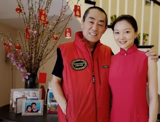 當陳婷曬幸福時、鞏俐挽著米歇爾時,誰還記得張導71歲的前妻?