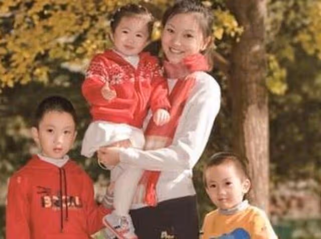 當陳婷曬幸福時、鞏俐挽著米歇爾時,誰還記得張導71歲的前妻?