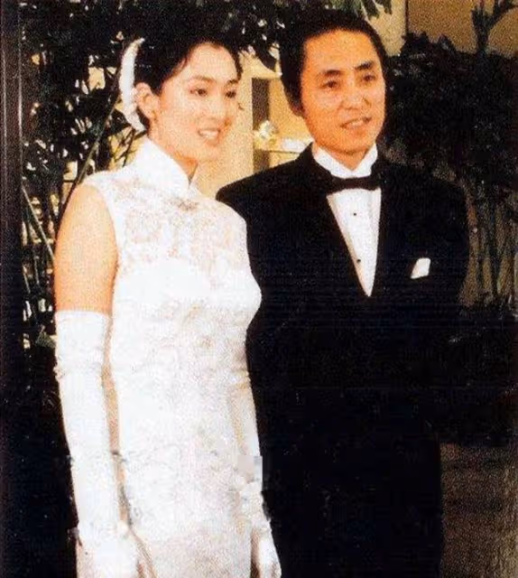 當陳婷曬幸福時、鞏俐挽著米歇爾時,誰還記得張導71歲的前妻?