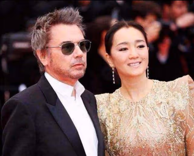 當陳婷曬幸福時、鞏俐挽著米歇爾時,誰還記得張導71歲的前妻?