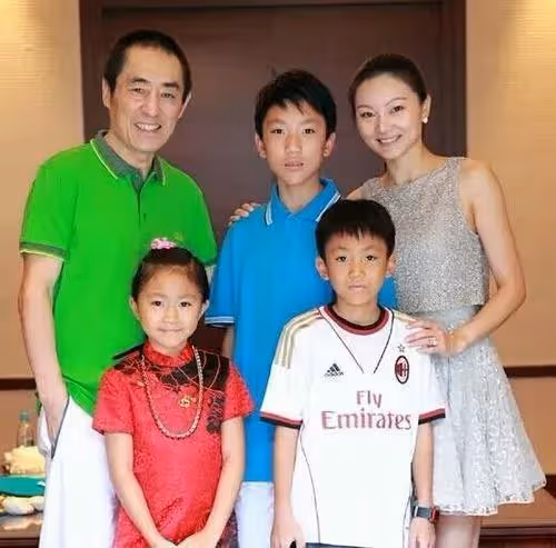 當陳婷曬幸福時、鞏俐挽著米歇爾時,誰還記得張導71歲的前妻?