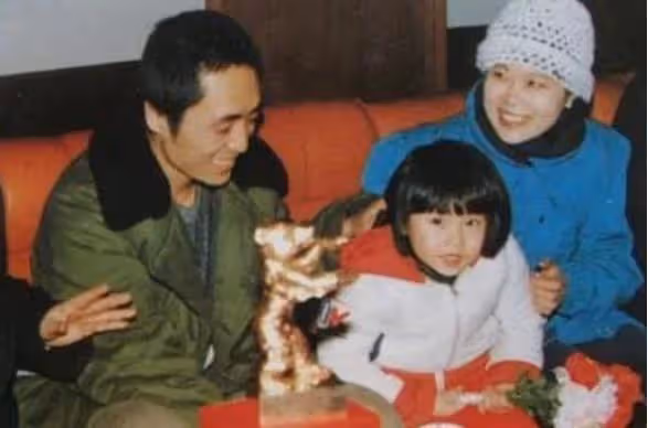 當陳婷曬幸福時、鞏俐挽著米歇爾時,誰還記得張導71歲的前妻?