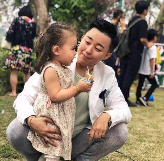 當陳婷曬幸福時、鞏俐挽著米歇爾時,誰還記得張導71歲的前妻?