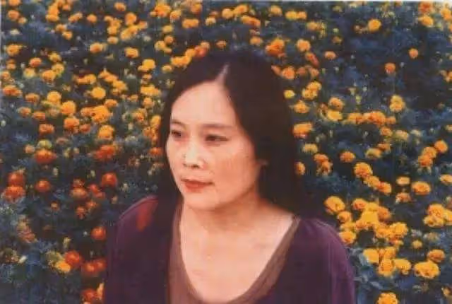 當陳婷曬幸福時、鞏俐挽著米歇爾時,誰還記得張導71歲的前妻?