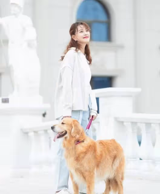 生活愜意!香港知名女星獨居北京萬尺豪宅,與愛狗相伴毫不孤單