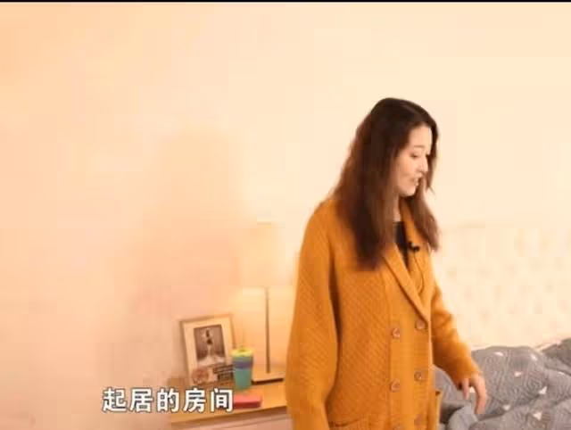 生活愜意!香港知名女星獨居北京萬尺豪宅,與愛狗相伴毫不孤單